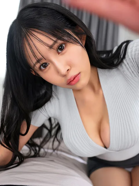 The neighbor's wife was worried about me living alone and decided to take care of me, and I couldn't stop my erection from the close care of the 3cm distance until kissing her. gallery