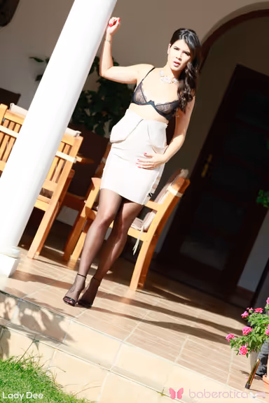 Lady Dee is in the garden naked showing us her dirty pussy that she wants fucked gallery