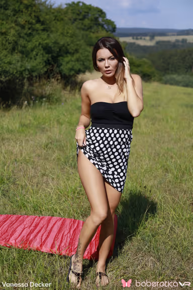 Vanessa Decker plays with her pussy in the open air gallery