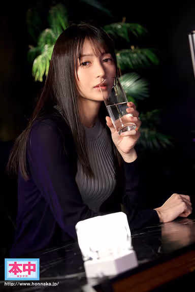 VR] Izuki Yukimura and a Beautiful Older Lady She Met at Her First Hap Bar gallery