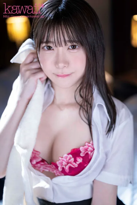 Emergency Evacuation from a Love Hotel Due to a Guerrilla Downpour with a Comfortable Talking Junior... When She Sees Through My Virginity and is Shy to Death, I Ask Her, "So You're Going to Graduate? Akari Minase - A Nakadashi Experience with a Beautiful White Skin gallery