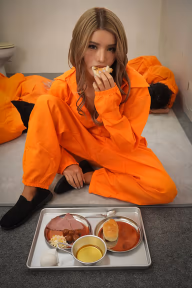 【VR】囚人キメセク。刑務官の興味本位で押収●物を与えられたSEXドラッグ中毒者が、獣のように痴女化してチ●ポに襲い掛かる壮絶アクメ姦。 黒咲華 gallery