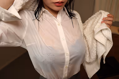 VR] During business hours, a sudden downpour forces us to flee to a shared hotel room... The lips of our wet-haired boss... We can't refuse him anymore. Forgetting work, a licking affair that overlaps with a wet body. gallery
