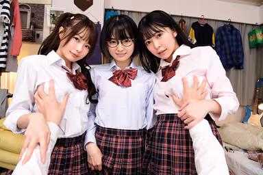 [VR] I'm A Gloomy Boy, But The Popular Girls Liked To Cum To My House To View My Erotica Collection Sumire Ichika Hinako gallery