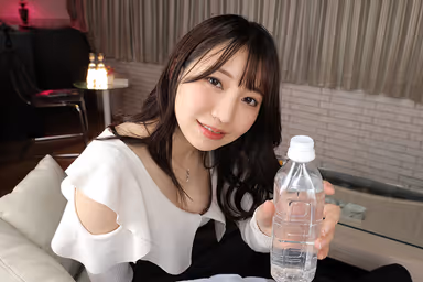 【VR】目を覚ましたらそこはラブホテル。目の前には後輩の美人受付嬢が…。新婚の僕は帰ろうとするが酔いが回って動けない。密着する身体…潤んだ瞳…妻とは違う女の匂い…関西弁で優しく語り掛けるその唇まであと数センチ…僕は我慢できず… 莉央 gallery