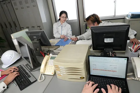 A sober and serious junior employee in a work uniform for many years is a convenient woman who handles my sexual desires because I don't have sex with her. gallery