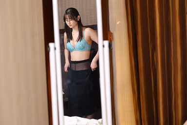 I'm sorry, I didn't get a room" - New graduate who can't do her job and hotel room together. The shower room was made of transparent glass. I was so excited to see her in the shower that I... Shizugawa gallery