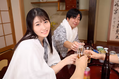 VR】【8K VR】All view angle 180°Super ceiling specialization <Pole> Four friends and their spouses are on a hot spring trip. The night everyone went to bed. I was so sweaty in the futon that I was having a secret affair with each other. We had an affair in the futon and secretly performed inside each other without telling anyone! Fumi Satsuki gallery