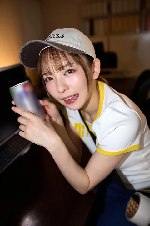 I had a casual drink with a junior boyish AD who is always supportive of me at 2am at work. After this, we hugged closely, kissed so tongue-tied that our lips swelled up, and had messy cumshot sex without a rubber. Meisa. gallery