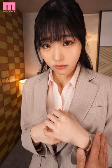 VR] Business Trip Shared Room Reverse NTR - This Tit, This Body is Coming at Me! The night when he devoured a 100 million yen body of a man with his wife in full view... Mitsuki Momota gallery