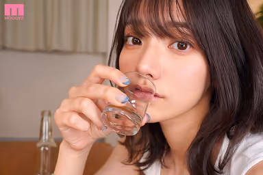【VR】【ベロキス顔面特化VR】久しぶりに会った従姉妹の玲奈ちゃんがビビるほど大人っぽく綺麗で圧倒されたが、 お酒が入ったらまさかのキス魔。バグった距離感で僕を襲い最高顔面ビジュに見つめられながらイカされた幸せ射精！ 宮下玲奈 gallery