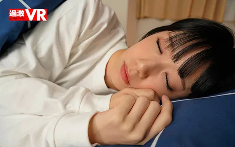 Cute face and nasty tattoos! (But I want to protect her somehow.) Yuuki Hiiragi, a runaway girl who is hiding from the world, lives together with her smiling face and loose lasciviousness, and squeezes her. gallery