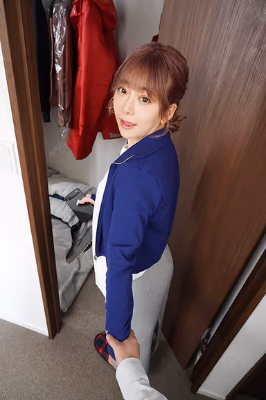 【VR】激狭！クローゼットNTR 旦那にバレずに嫁とヤル！超密着の誘惑囁きと声ガマンに勃起とまらず連続中出し 有村のぞみ【8K】 gallery