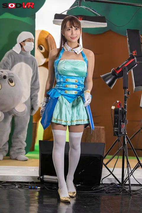 Sneaking into a Songstress's Dressing Room and Forcing VR gallery