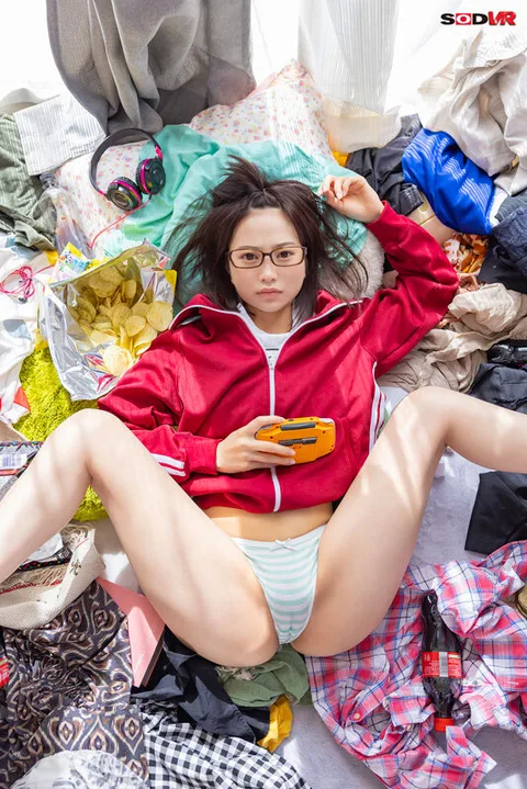 When she returns home for the first time in several years, she finds that her older sister is still a mourning woman who calls herself a domestic helper (NEET). She is still a mourning woman, and she is still a housekeeper! Sister with hidden big tits (27) Kanan Amamiya gallery