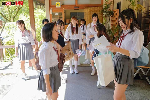 Shin, Invisible Man Onna Yu Nozoki 4 - Sneaking into the Women's Bath for Students on School Trip! All immature pussy is fucked SPECIAL! gallery