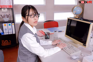 【VR】【8K】経理部所属 ジト目地味メガネOL倉木さん 部長のセクハラ発言を逆手に取って、白昼堂々とお小遣い稼ぎ公開フェラ 倉木しおり gallery