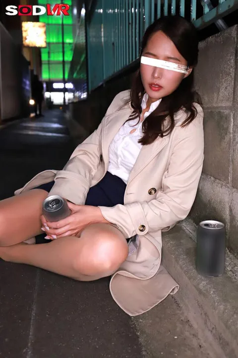 春の飲み会シーズン到来！深夜の繁華街で泥●ヤリマンOL発見！！介抱するふりして連れ込みレ×プ！！！ gallery