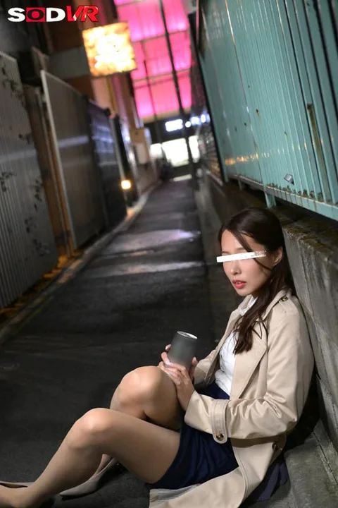 春の飲み会シーズン到来！深夜の繁華街で泥●ヤリマンOL発見！！介抱するふりして連れ込みレ×プ！！！ gallery