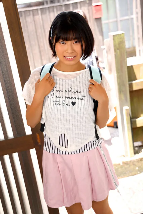 Summer Vacation of Suntanned Niece Natsu, Lala, Neko, Inori gallery