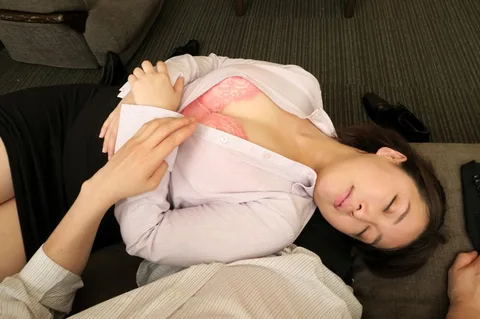 The Walls At My Business Trip's Hotel Are Soooo Thin, You Can Hear The Sounds Of Fucking... But Isn't Doing It With My Coworker Without A Condom Forbidden? Kanna Shinozaki gallery